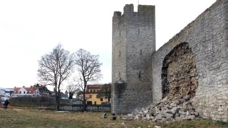 Stort ras. Flera ton sten i ringmurens yttre skal rasade vid 20-tiden på fredagskvällen. Gotlands museum som ansvarar för skötseln vill bygga upp den raserade delen så fort som möjligt. Kostnaden beräkas till upp emot 500 000 kronor.
