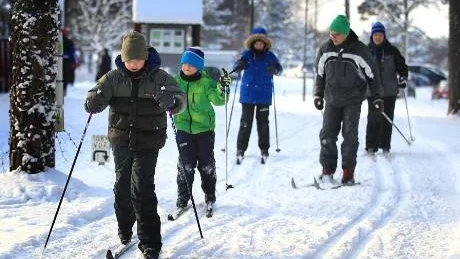 Fullt ös i spåren. Familjen Björkqvist med pappa Lars, mamma Elsa och sönerna David, Olof och Samuel hyrde skidutrustning vid Svaide i lördags.Foto: Rolf Jönsson