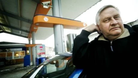 <7GT_Bildrubrik>påverkar</7GT_Bildrubrik>. Erland Dahlbom tänkte sluta använda bilen när bensinprist steg över en krona. Det var 1972.