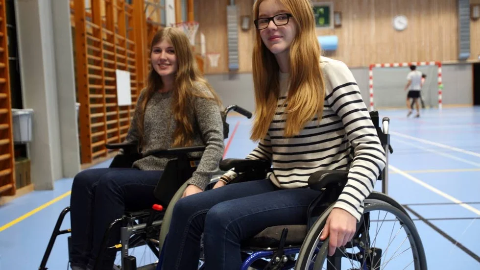 Klasskompisarna Märta Jaxelius och Louise White tycker att det är svårt att ta sig upp på hindrena i rullstol.