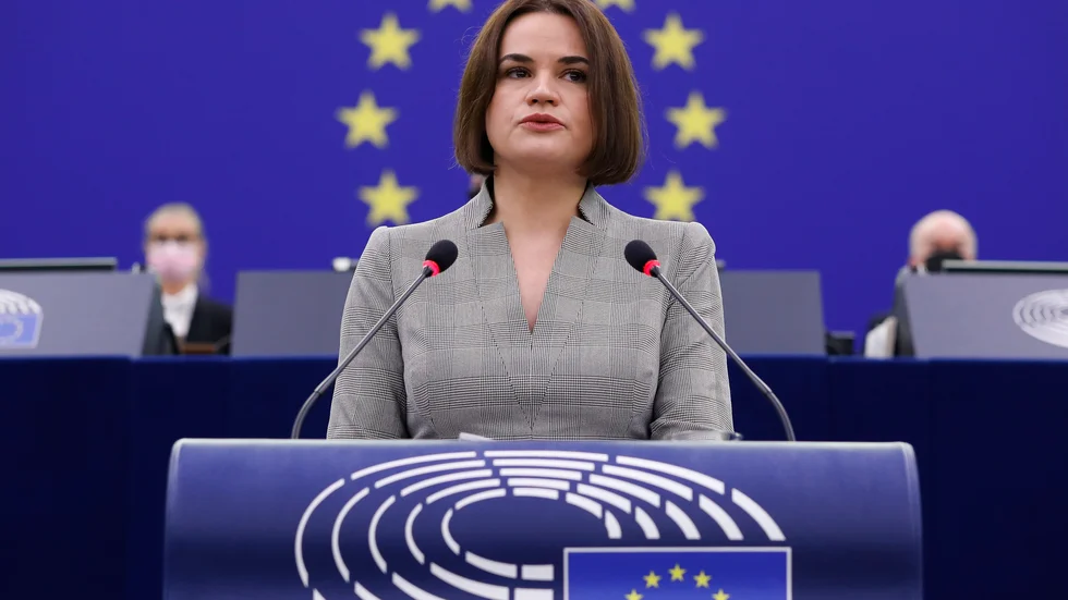Belarusiska oppositionsledaren Svetlana Tichanovskaja under ett tal i Europaparlamentet. Nu inför EU nya sanktioner mot landet. Arkivbild.
