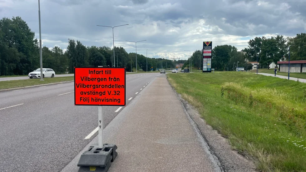 Det  kommer inte gå att svänga in till Vilbergen från den här rondellen när arbetet med en ny nätstation pågår. Vägen är helt avstängd fram till onsdag, och sen avstängd i ena riktningen ytterligare ett par veckor.