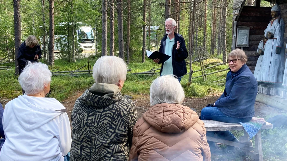 Åke Lundgren, som tillsammans med Inga-Britt Hultmar var guide under bussresan, berättar om Christina Catharina Larsdotter, mer känd som Stor-Stina eller långa lappflickan, vid besöket i Brännäs.