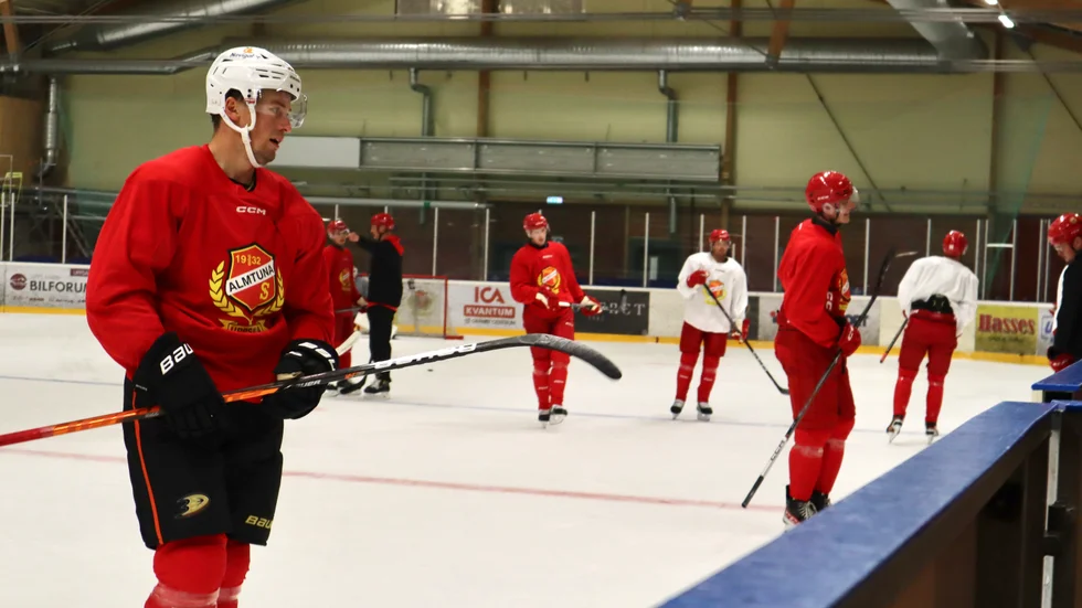 Robert Hägg (bilden) och Gustav Lindström var på plats i Gränbyhallen. För den uppmärksamme syns att Robert Hägg tränar med svart hockeybyxa istället för röd som övriga truppen. På byxan syns loggan för Häggs nya lag – Anaheim Ducks i NHL.
