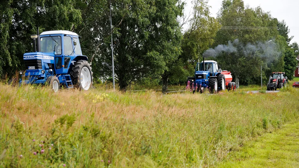 Traktorträffen som hölls på Lundbergska gården i Vebomark inleddes med en traktorparad. 