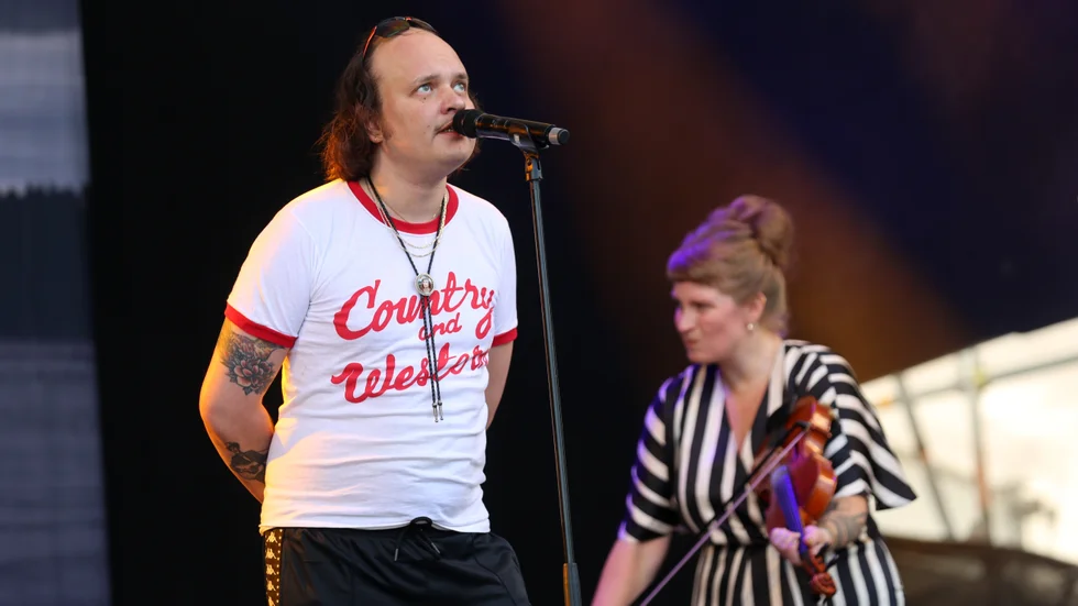 David Ritschard sjunger country om den svenska arbetarklassen.