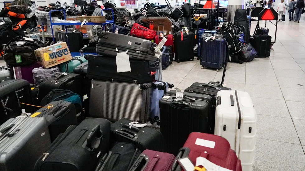 Bagageberget växer på Orlyflygplatsen i Paris efter tekniska problem med bagagesorteringen. Arkivbild.