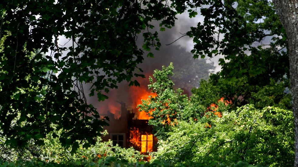 Det brinner kraftigt i en villa i Uppsala.