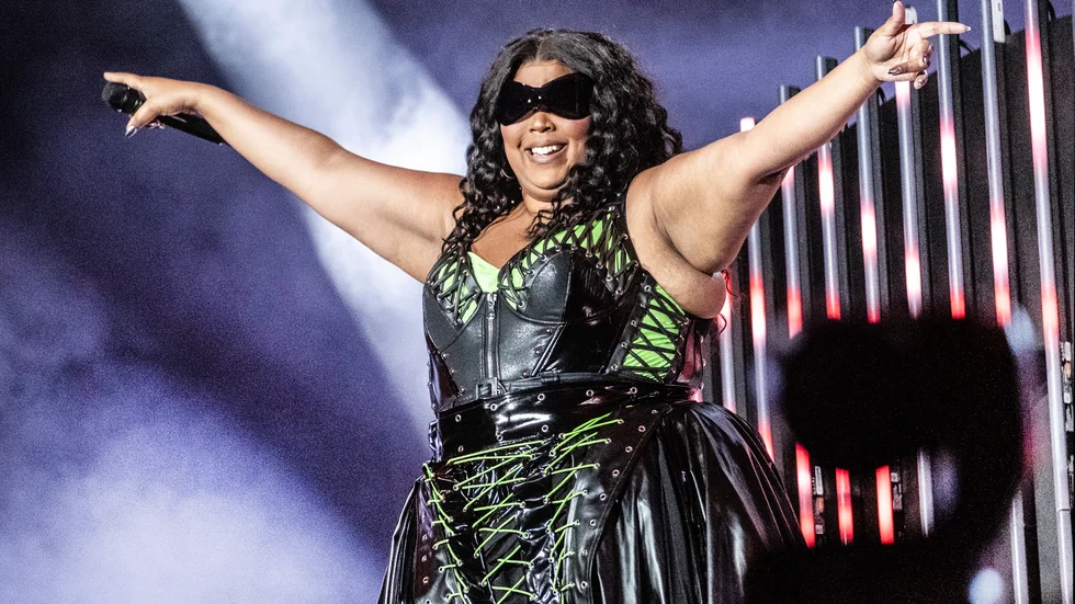 Lizzo uppträder på Roskildefestivalen i Danmark i juli. Arkivbild.