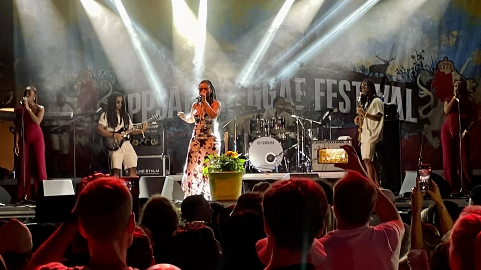 Lila Iké utsrålade integritet. Hennes stämningsfulla spelning blev lördagens utropstecken på Uppsala Reggae Festival.