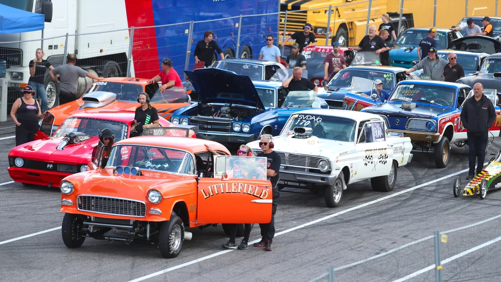 Dragrace på Mantorp Park lockade bilar i massor.