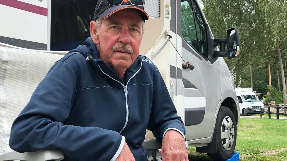 Olle Norberg och hans fru är på väg till Stockholm för att hälsa på sin son. Men innan de stannar till i huvudstaden campar de några nätter i Bredsand, "Det är fint här, vi gillar att campa nära Mälaren", säger han. 