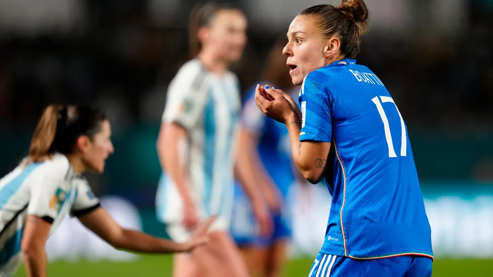 Italiens Lisa Boattin med en inte helt otypisk italiensk gest mot domaren under VM-premiären mot Argentina.