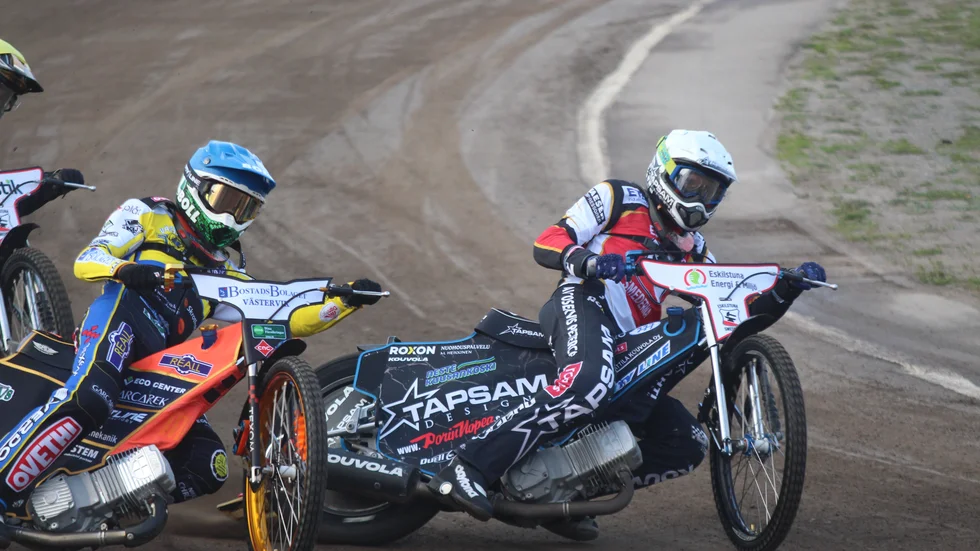 Timo Lahti (vit huva) debuterade för Smederna under tisdagskvällen då laget föll borta mot Västervik.