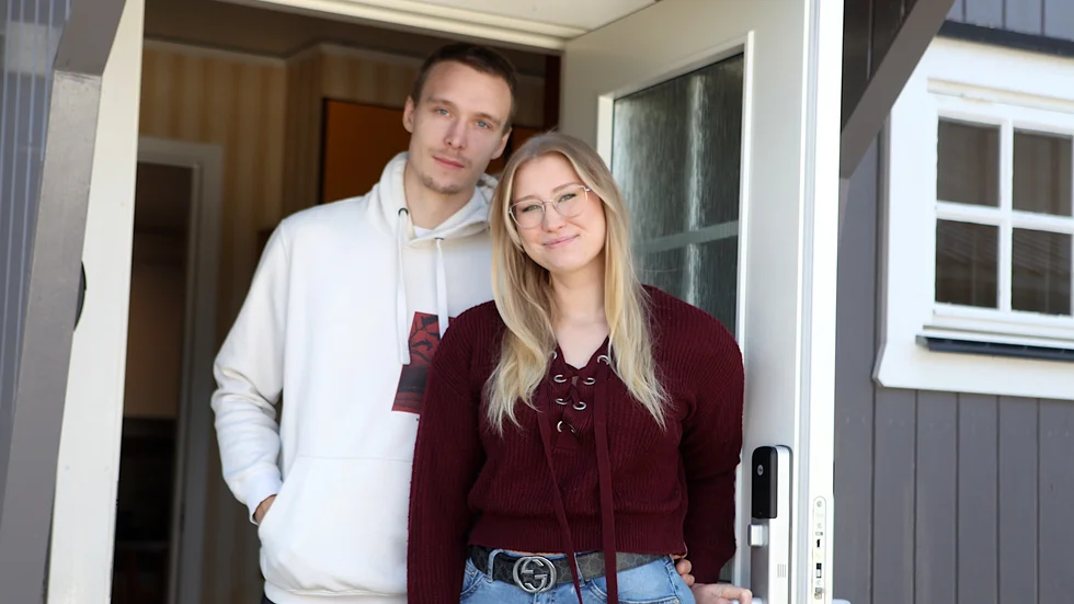 Lucas Larsson och Tilde Gardelin trivs jättebra i Lye. ”När jag var i stan, det är inte riktigt min grej. Det är så mycket ljud i Visby och det är väl inte riktigt det vi tycker om”, säger Tilde Gardelin.