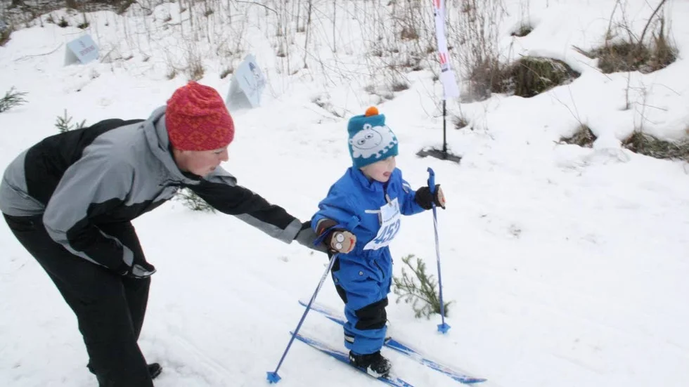 Mamma Karin Svensson stöttar sin tvåårige son Helmer Bengtsson.