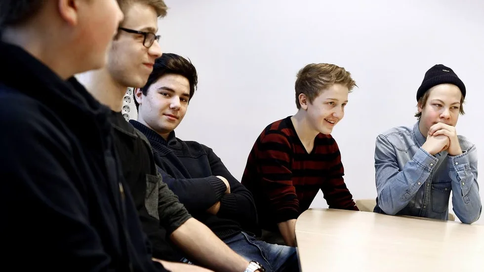 Killarna på Hällaskolan tycker att en åldersgräns kan vara bra för yngre elever.