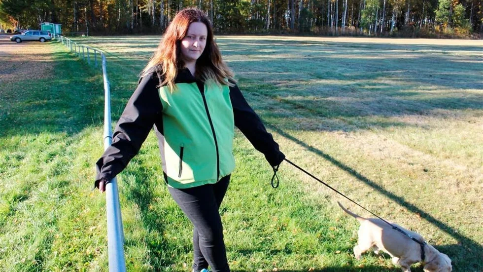 Elin Jönsson, här med hunden Nisse, har startat Hundträffar i Motala.