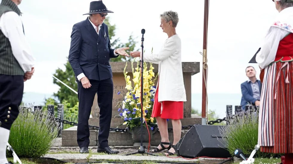 Landshövdning Elisabeth Nuilsson överlämnade medaljen.