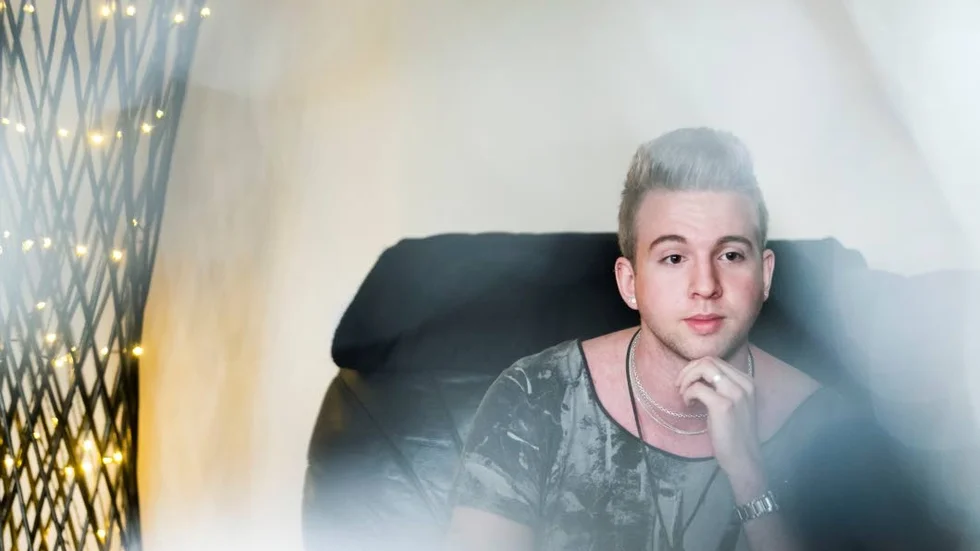 En homofobisk och oförstående yta är vad som gjorde det jobbigt att komma ut som gay.