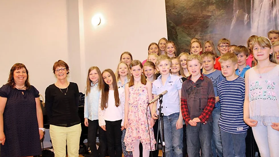 Några i kören samt  Monica Sköld och Pia Persson Lindholm.