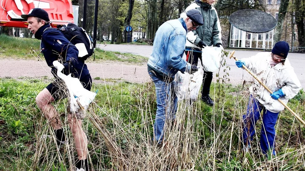 Mindaugas Duksta städar i hamnen tillsammans med Pelle Brolinson, Maria Brolinson och Lisa Svensson.