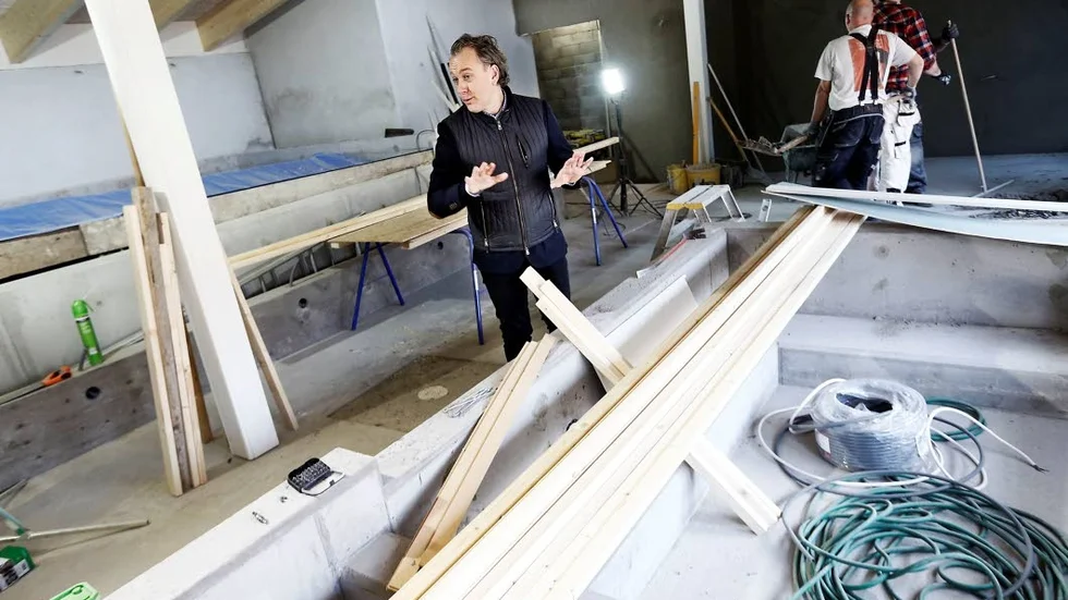 Markus Höglund har placerat sig mellan stora poolen till vänster och den mindre varmvattenkällan som ska hålla 38 grader, till höger.