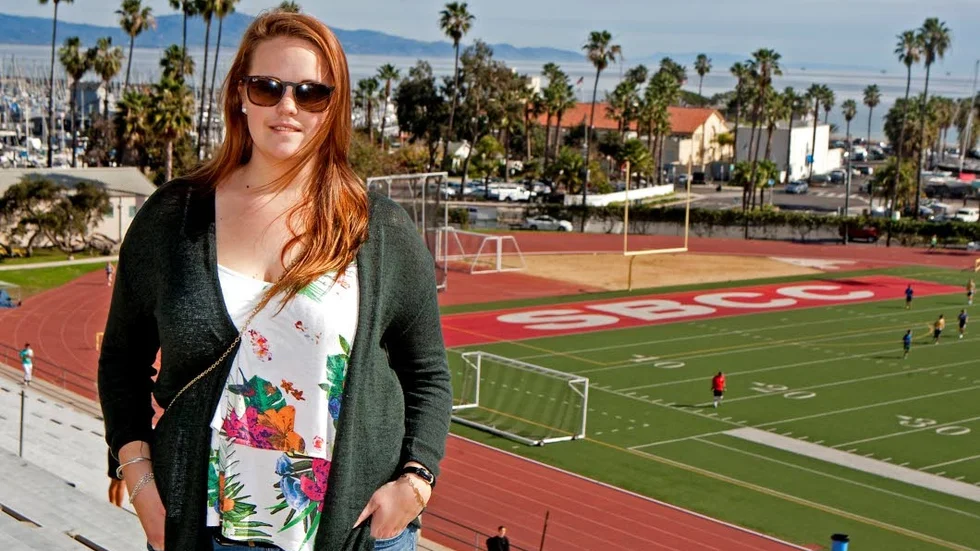 Amerikaniserad. Ellen Ramå vid idrottsarenen på Santa Barbara City college. Att ha utsikten bakom henns var inget hon klagade på under studietiden.