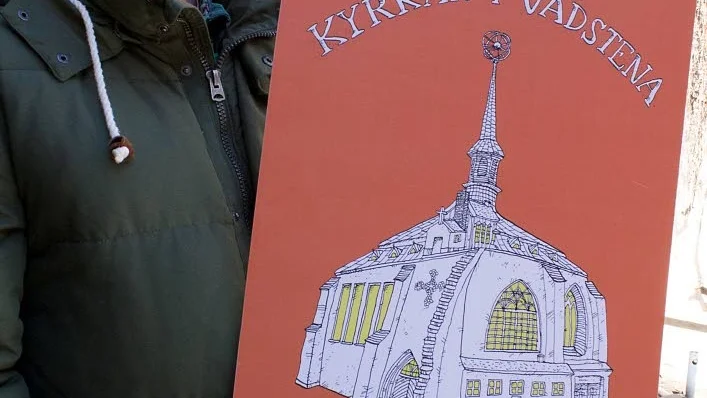 Alla Vadstenas kyrkor tillsammans, sympboliserar denna affisch som pastor Henrik Junaeus visar.