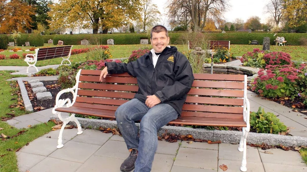 VID ASKLUNDEN. Pär Martinsson har tio kyrkogårdar att sköta om i Vadstena och Dal. Bilden är från griftegården i Vadstena.
