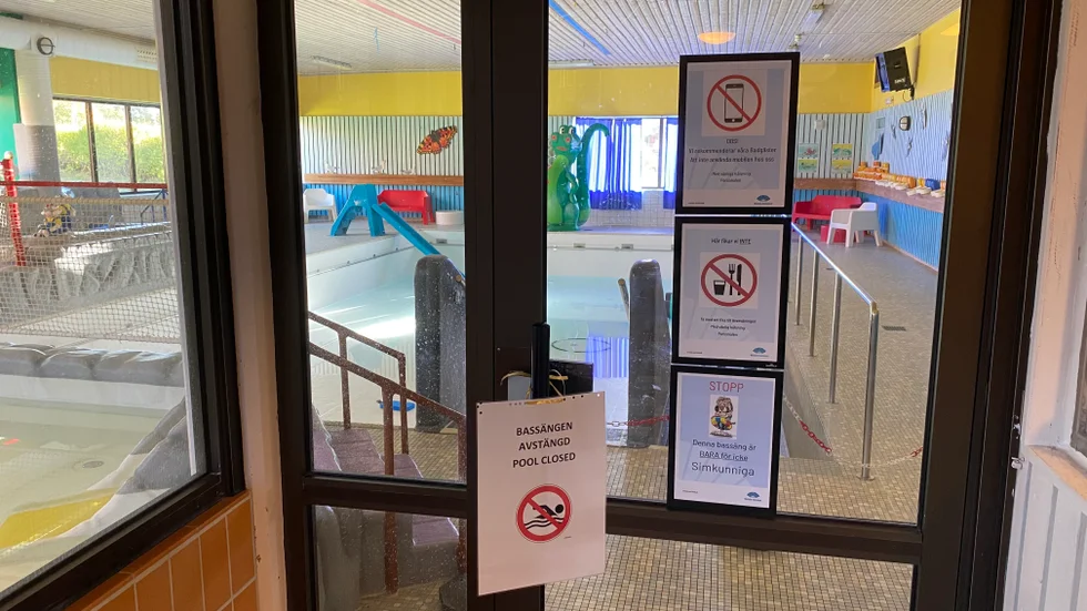 Motala simhall har stängt den lilla bassängen. Bassängen är inte sprucken, men det är konstruktionspåverkan underifrån där betongen har släppt som måste undersökas.