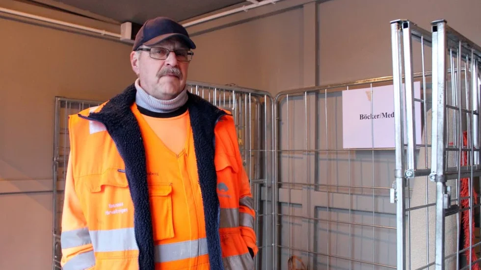 "Välglörenhetsorganisationer har redan varit här och hämtat grejer", säger Sören Forsberg, här i sorteringsutrymmet.