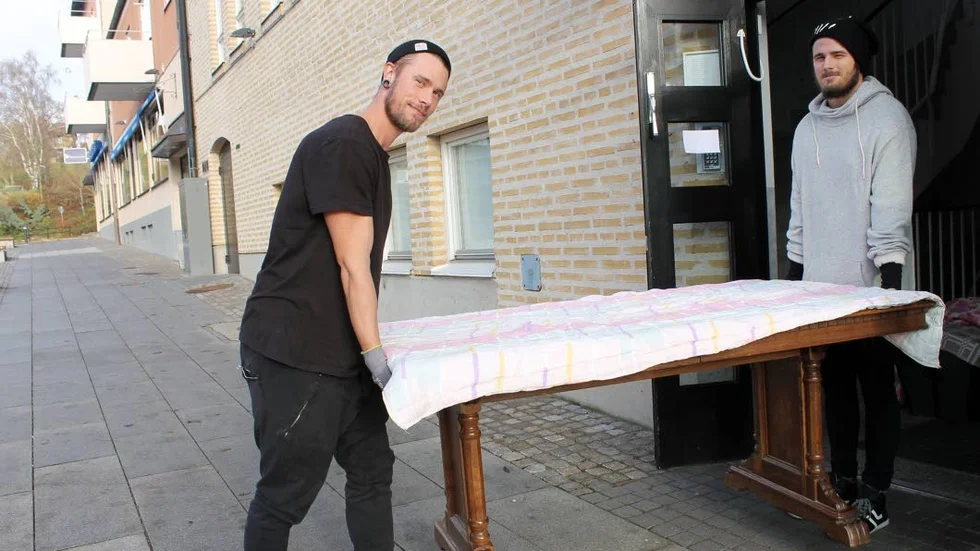 Brorsorna Jonas och Mathias Steinmo hjälpte sin morfar att flytta. "Vi ska lägga en blomma hos pappa på kyrkogården senare", säger Jonas.