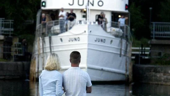Kanalbåten Juno har gått på grund utanför Motala.