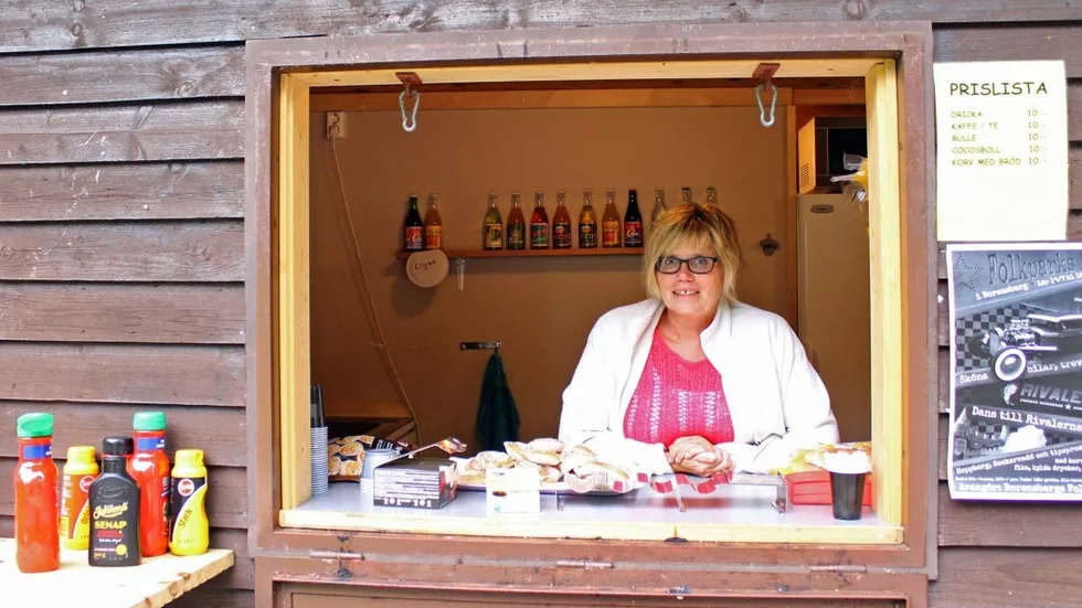 Dricka, kaffe, cocosboll eller en korv med bröd? Allt kostar tio kronor i Borensbergskiosken där Marie Larsson står.