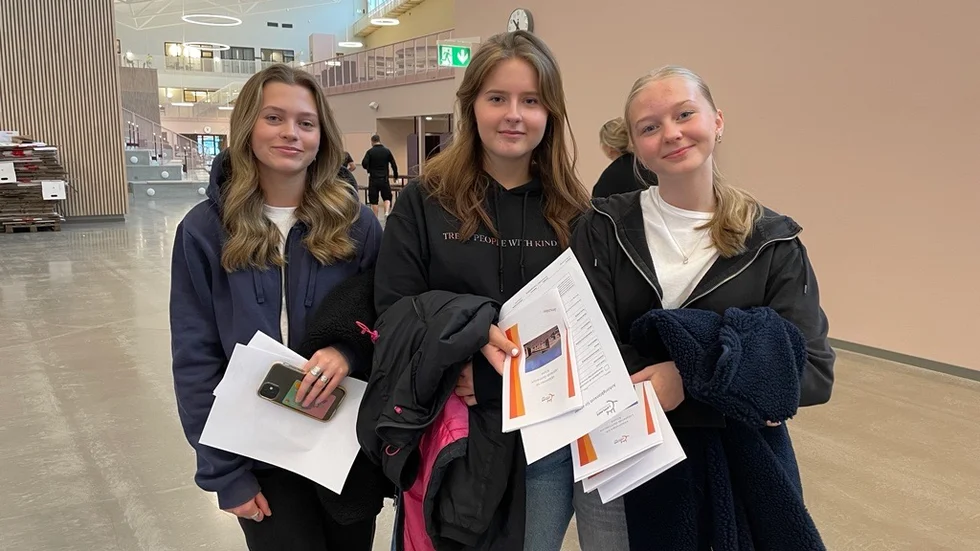 Pirrigt men kul att börja gymnasiet i en helt ny skola, tycker Tyra Mukka Bäckman, Miranda Wettainen och Elma Grannäs. De har precis haft upprop.