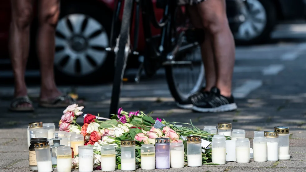 Blommor och ljus i Malmöstadsdelen Ribersborg där en småbarnsmamma sköts ihjäl i augusti 2019. Arkivbild.