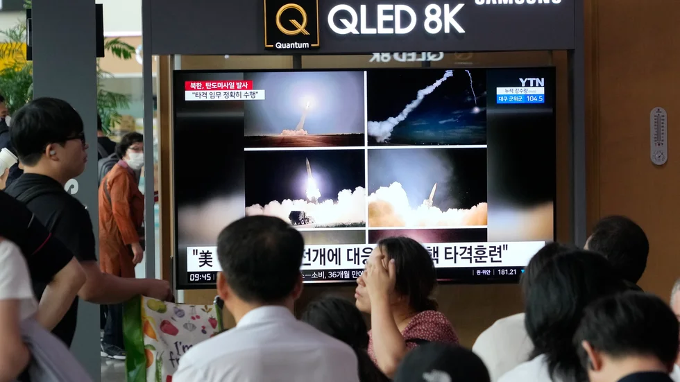 Sydkoreanska nyheter visar bilder med Nordkoreas robottester på torsdagen. Foto från Seouls centralstation.