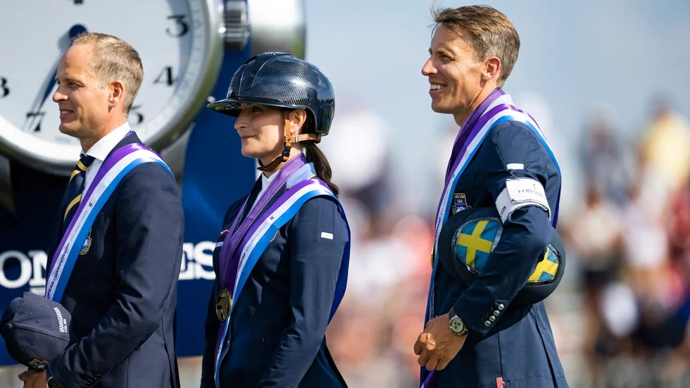 Förbundskapten Henrik Ankarcrona, Wilma Hellström och Henrik von Eckermann på prispallen med EM-guldmedaljerna.