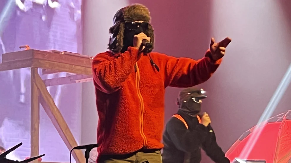 Den maskeraden duon Hooja och DJ Mårdhund i sin sedvanliga scenklädsel: fleece och vintermössa.