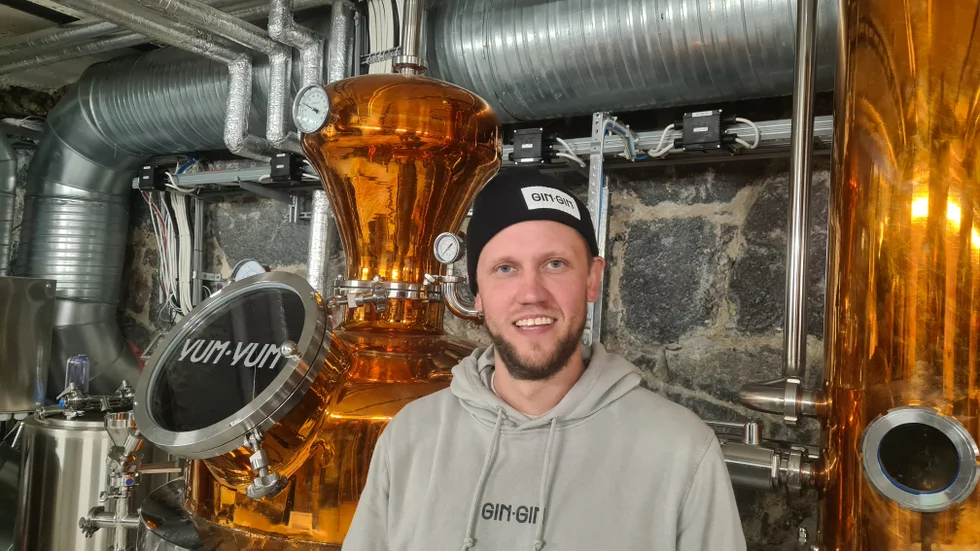 Johan Gran destillerar ginet den nyinköpta 450-liters kinesiska pannan med namnet Yum-Yum .
"Därför döpte jag mitt eget gin till Gin-Gin", säger Johan.