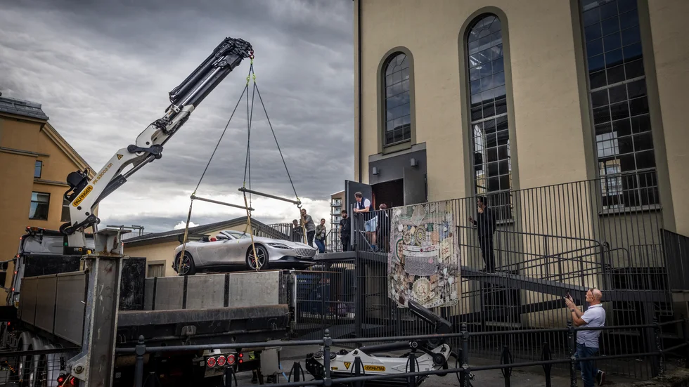 Ett flak kommer lastat med en Ferrari... En annorlunda och nyfiken syn mötte många Norrköpingsbor på sin väg genom Industrilandskapet, när den nya lyxbilen tog en speciell väg in i Värmekyrkan.