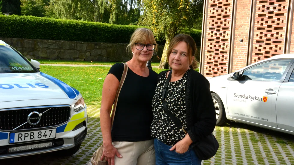 Annelie Delin är en av dem drabbades i branden, nu bor hon hos sin syster Marie Delin (t h).