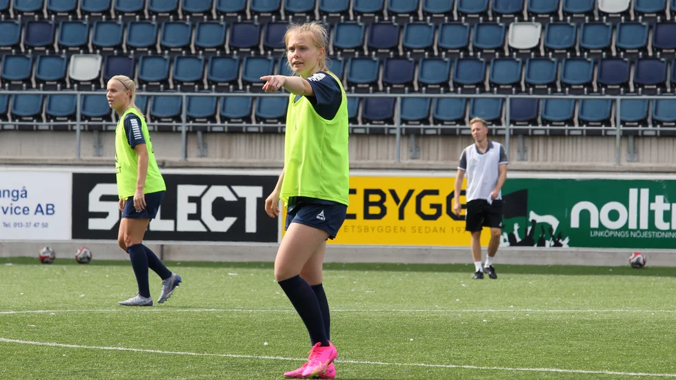 Malin Brenn pekar ut riktningen. "Jag kan spela på olika platser i försvaret och ser mig som en offensiv spelare som gillar att ha bollen", säger nyförvärvet från Norge.