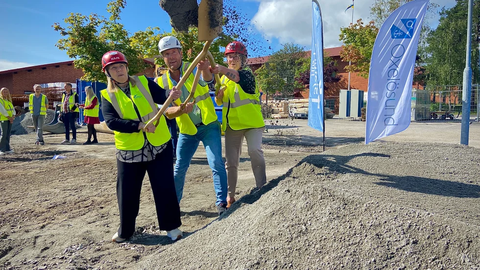 Vård- och omsorgschefen Katarina Haddon, Sjötorpshus vd Pär Knutsson och vård- och omsorgsnämndens ordförande Katarina Berg (M) tar första spadtaget på "nya" Björntorp.