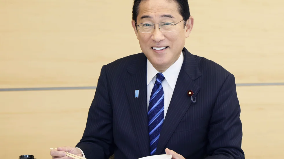 Japans premiärminister Fumio Kishida intar sin lunch med fisk från Fukushima.