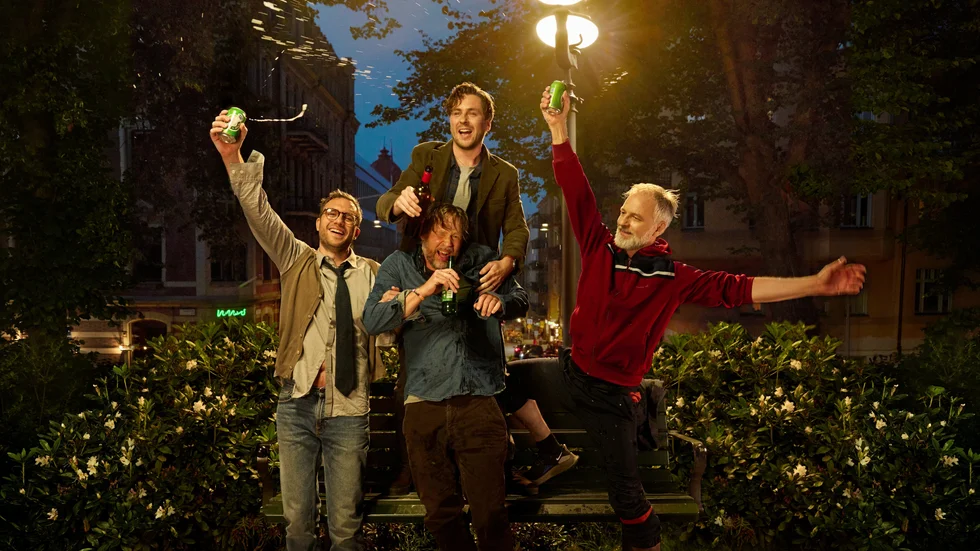 Martin Wallström, Sverrir Gudnason, Christopher Wagelin och Björn Kjellman har rollerna i "En runda till". Pressbild.