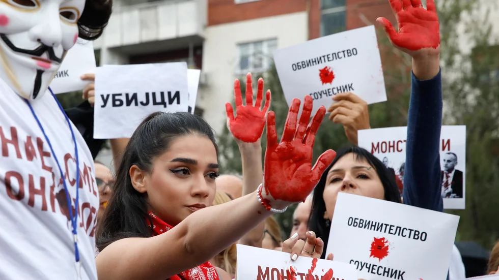 Protester vid regeringshögkvarteret i Skopje efter rapporter om att cancerläkemedel stulits från landets ledande onkologiska behandlingscenter.