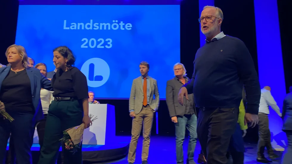 Johan Pehrson i aktion på scenen i Linköping på fredagskvällen. Han och partiet hoppas på en morallyftande framgång i EU-valet om drygt ett halvår. Det gör nog Miljöpartiet också. 