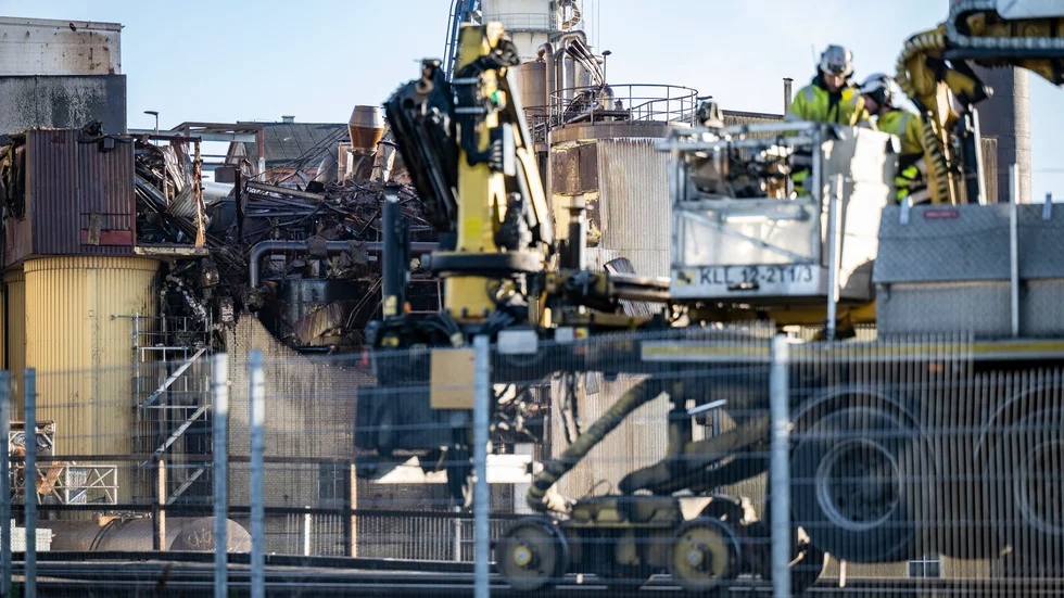 Trafikverket bedömer att tågtrafiken på södra stambanan i Skåne ska kunna rulla normalt igen vid 14-tiden på söndagen. Lördagens explosion i sockerbruket i Örtofta, intill järnvägen mellan Eslöv och Lund, spred bråte och skadade kontaktledningar vilket ledde till stopp i trafiken.